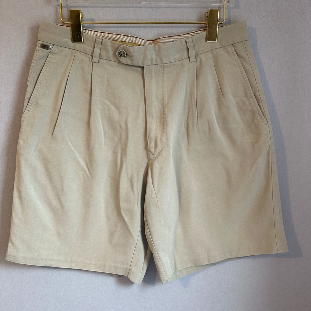 Tommy Bahama Silk Cream Short Pants.  Size 34